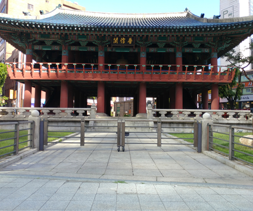 In front of Exit 4 of Jonggak Station, Bosingak, the gate of Hanyang in 1396
