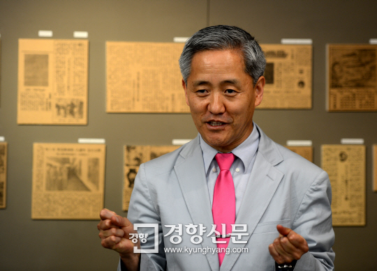 This is a photo of a Kyunghyang Shinmun article introducing the Kimdaljin Museum of Art Materials.