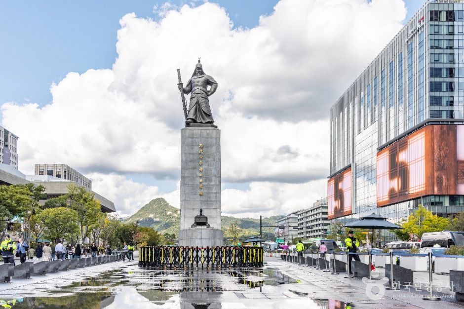Statue of Admiral Yi Sun-sin Standing 17 m in the Middle of Gwanghwamun