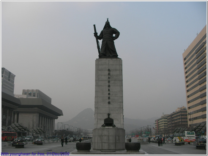 The Admiral Yi Sun-sin statue in Gwanghwamun Square.