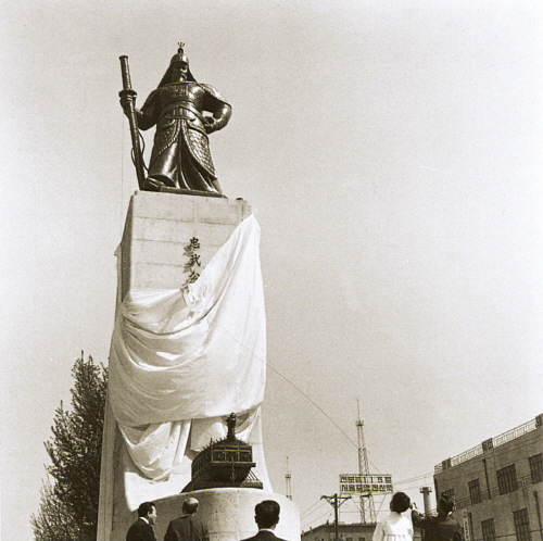 Historical record photo related to the construction of the Admiral Yi Sun-sin statue.