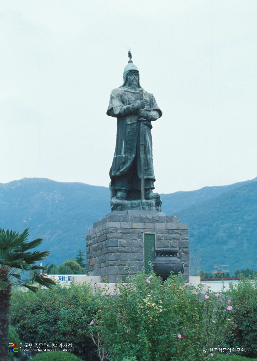 Reference image of the Admiral Yi Sun-sin statue.