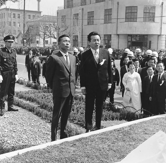 1968Record photo of the unveiling ceremony of the Admiral Yi Sun-sin statue.