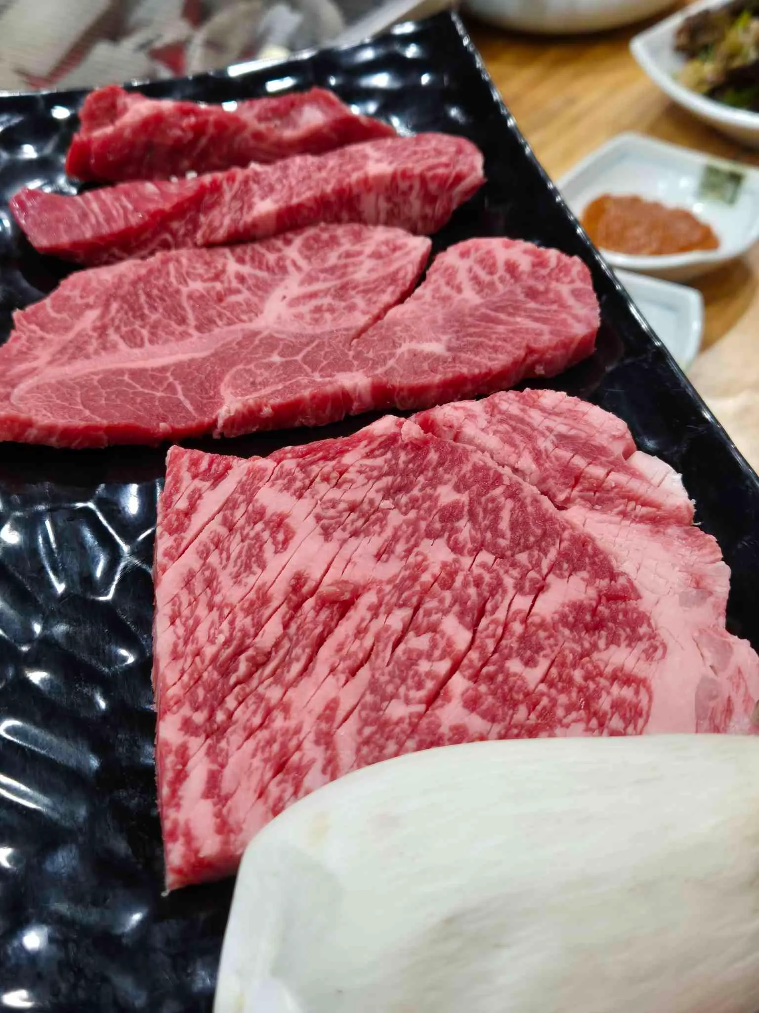 아홉산숲 입구에서 만나는 철마 한우, 미동암소정