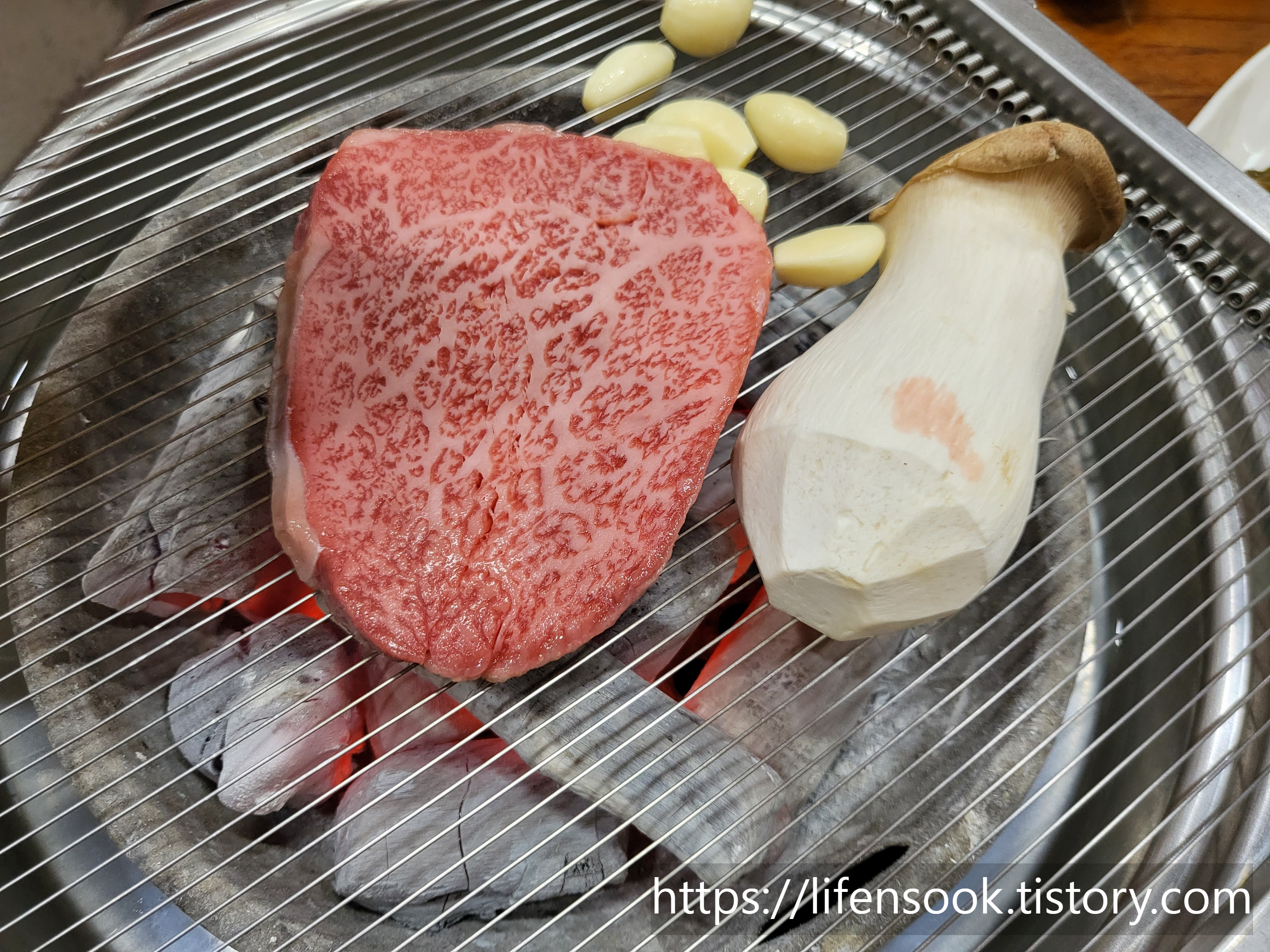 미동암소정 불판에 올려진 한우입니다.