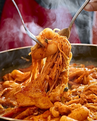 This is a finished Shindang-dong-style tteokbokki dish..