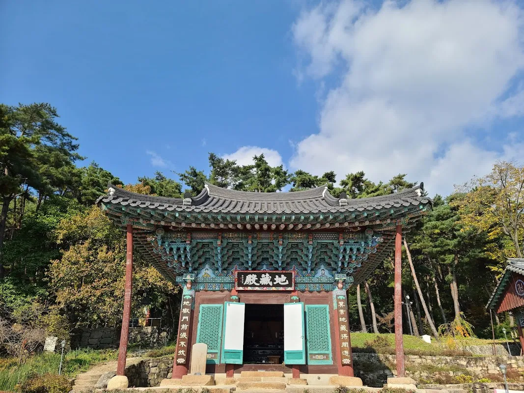 Bukjijangsa, at the End of the Pine Forest of Palgongsan, Where You Can See the Treasure Jijangjeon and the Twin Pagodas