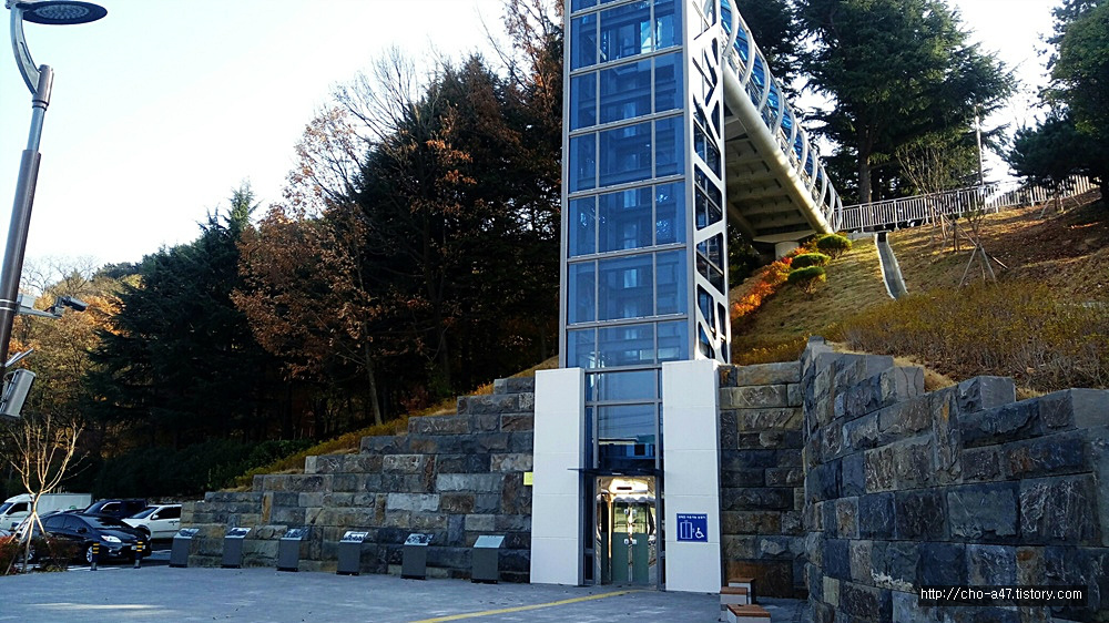 대구 충혼탑 주변 주차장과 참배 공간 사진입니다.