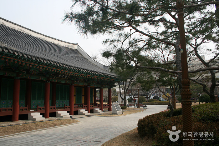 Daegu Downtown Park Walking in the Footsteps of the Gyeongsang Gamyeong of 1601