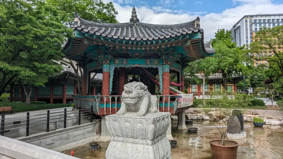 경상감영공원의 산책 공간입니다.