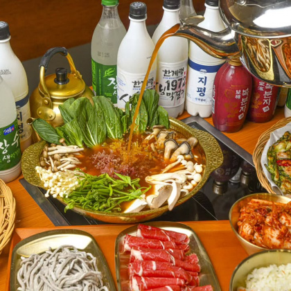 15 minutes west of Suwon Station, Gijangok Shabu Kalguksu's black rice noodles and shabu course