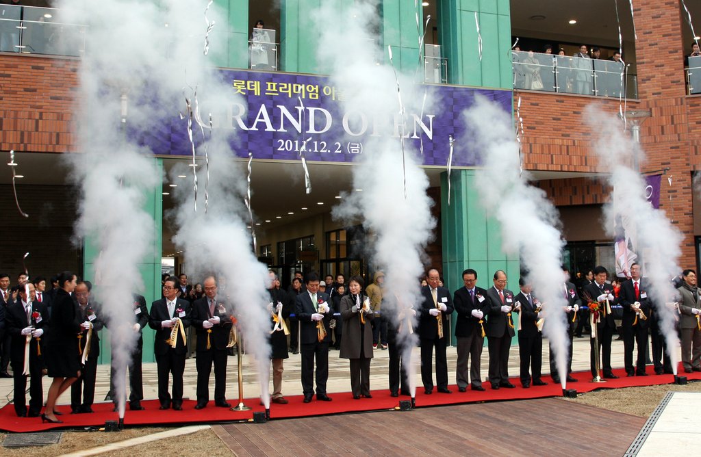 Lotte Premium Outlets Paju Branch, Featuring a 3,500-Car Parking Lot Next to Paju Book City