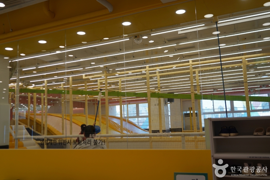 A 600-pyeong Indoor Playground Spanning the 5th and 6th Floors, Jumping Park Jeongja Branch