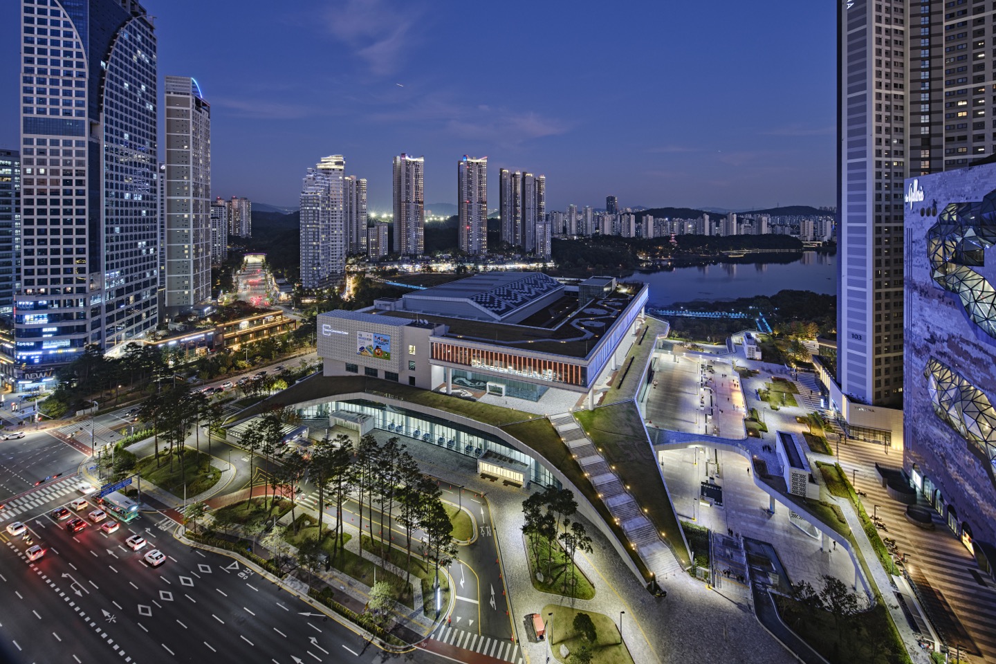 Suwon Convention Center: Keeping Track of Exhibition and Performance Schedules by Gwanggyo Lake Park