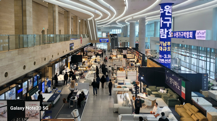 수원컨벤션센터에서 열린 2025 수원가구박람회 현장입니다.