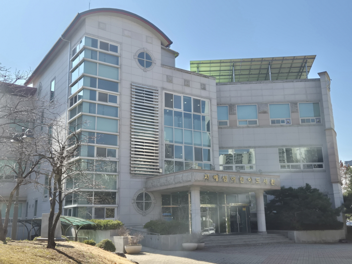 지혜샘어린이도서관 입구 전경입니다.