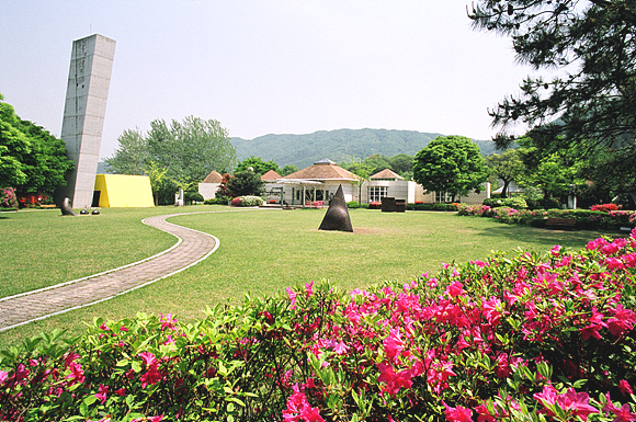 Moran Museum of Art: Walking Through 8,600 Pyeong of Outdoor Sculptures and the Context of Its 1990 Opening