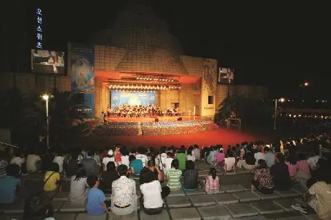 탑동 매립지 위에서 제주항의 밤을 만나는 곳, 제주 탑동해변공연장