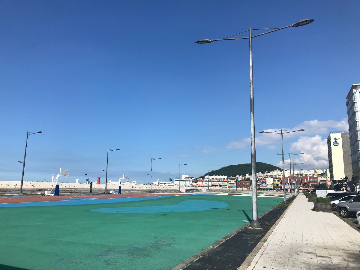 제주 탑동 방파제 근처 탑동해안광장 농구대와 전경 사진입니다.