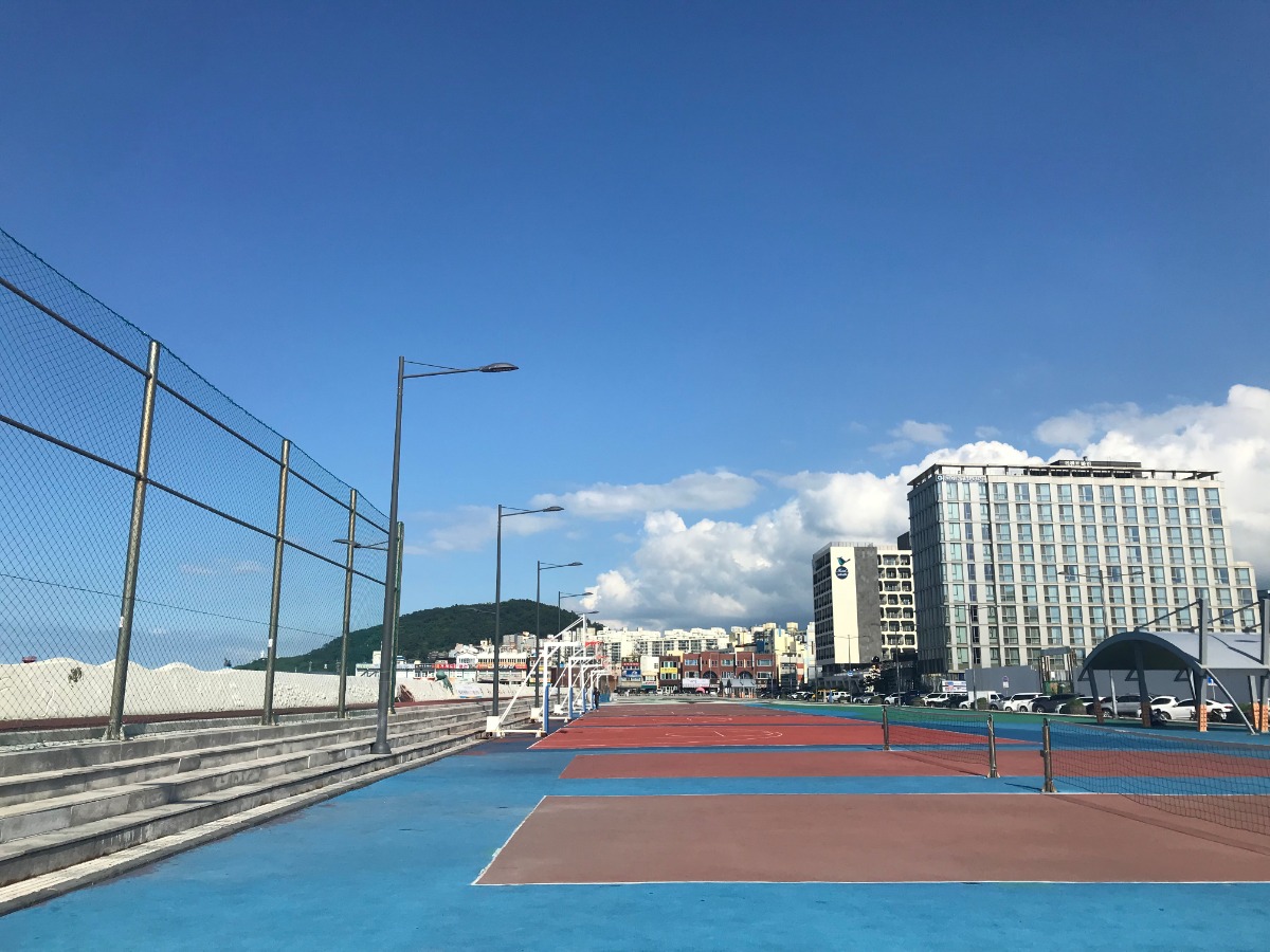 제주 탑동 방파제 근처 탑동해안광장의 족구대와 농구대 전경 사진입니다.