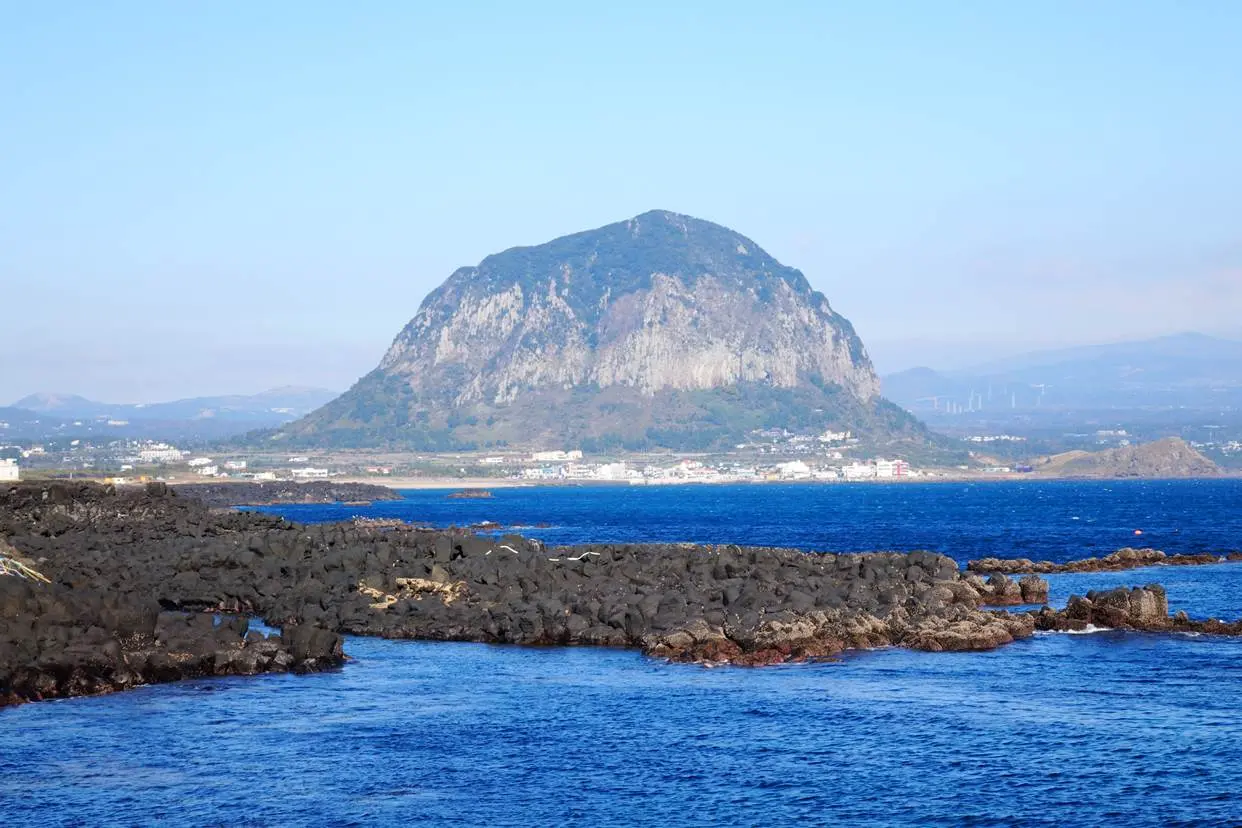 제주 산방산 전경입니다.