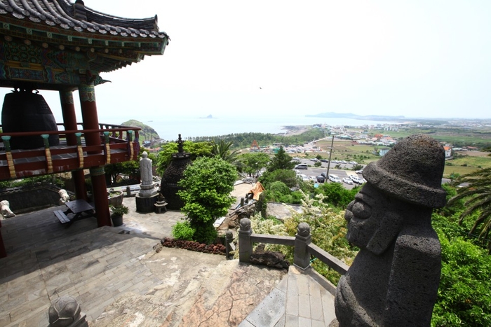 산방굴사로 향하는 길 전경입니다.