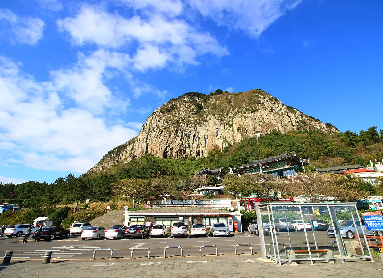 산방산과 사계 해안 일대 전경입니다.