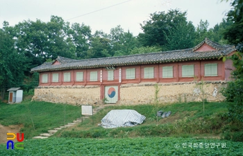 안성향교 건물 모습입니다.