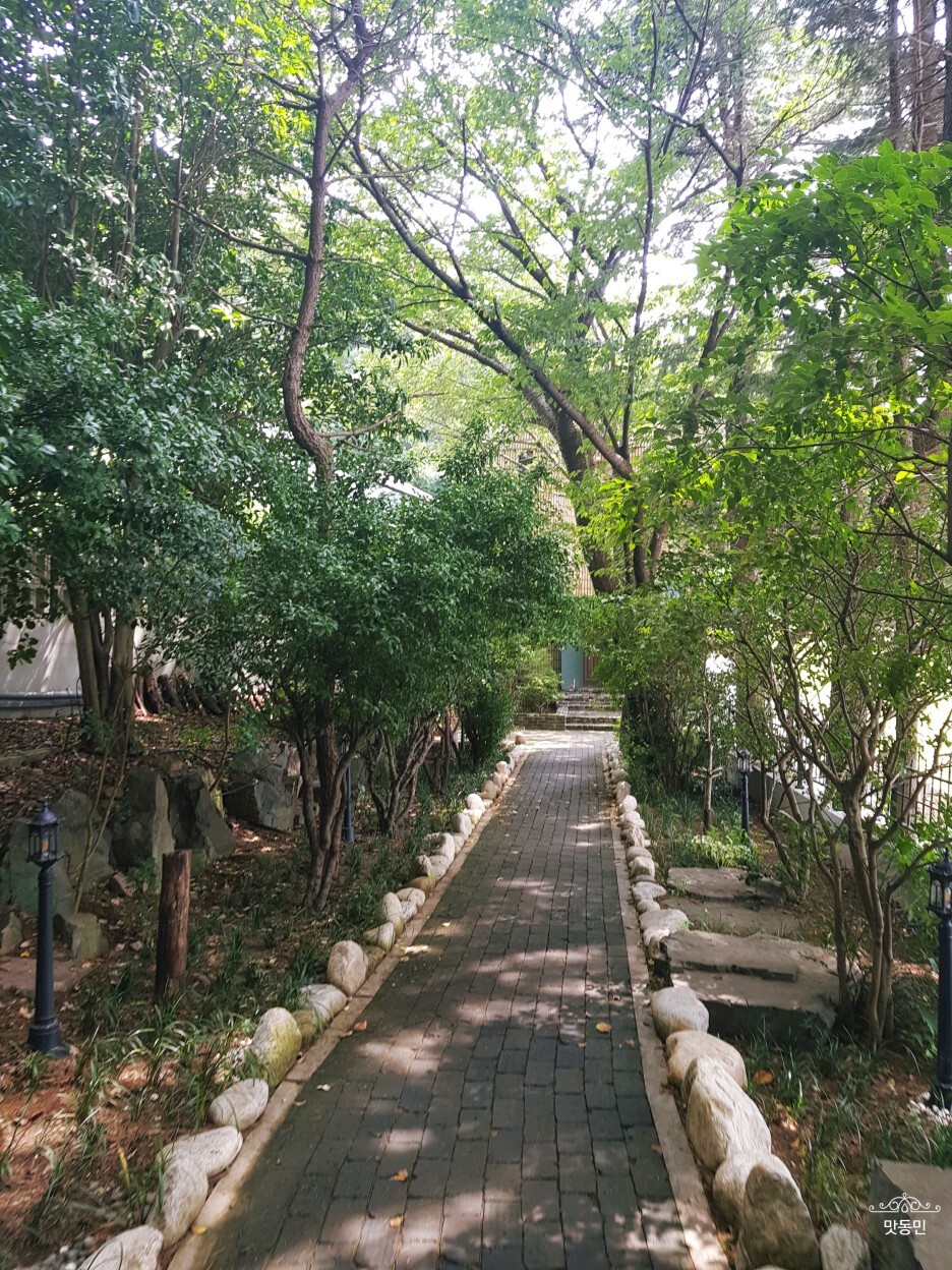 대티역 4번 출구 위, ‘산만디’라는 이름을 실감하는 카페 만디