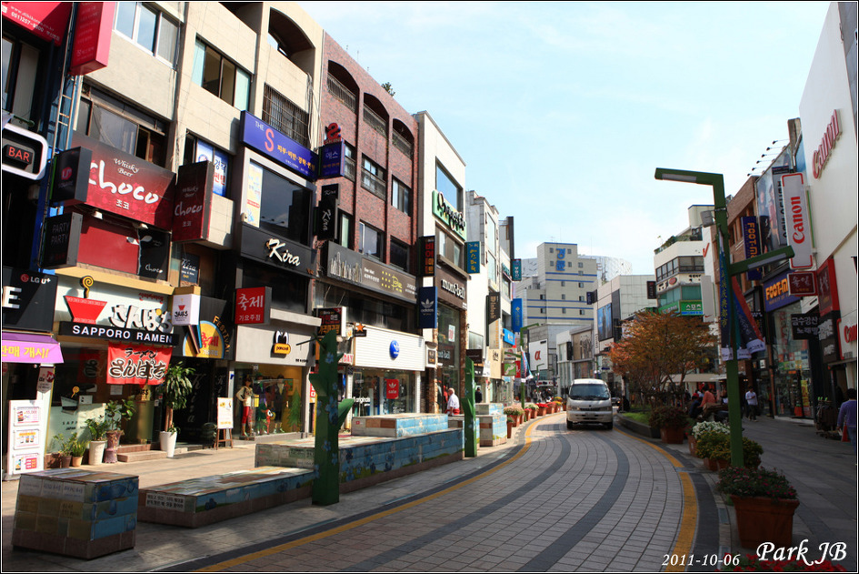 국제시장 안에서 불빛을 고르는 골목, 부산 조명의거리