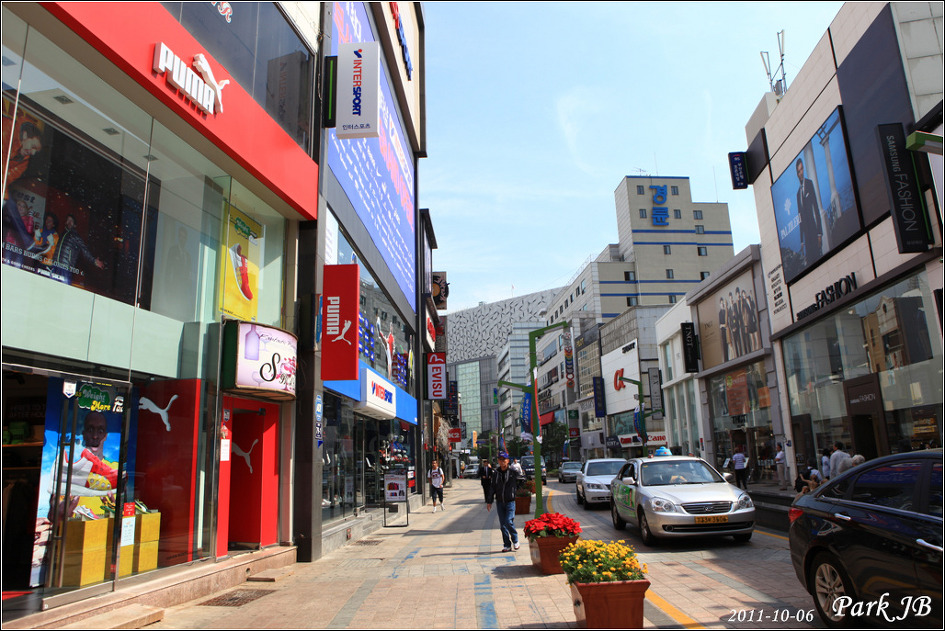 부산 국제시장 조명의거리의 조명 상점 모습입니다.