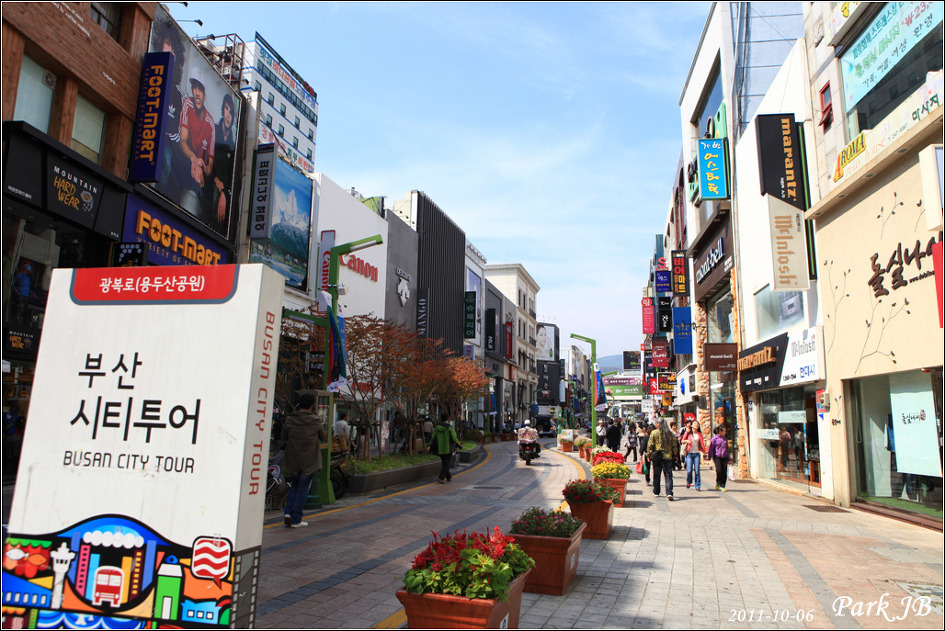 부산 국제시장 안쪽 상가 골목 풍경입니다.