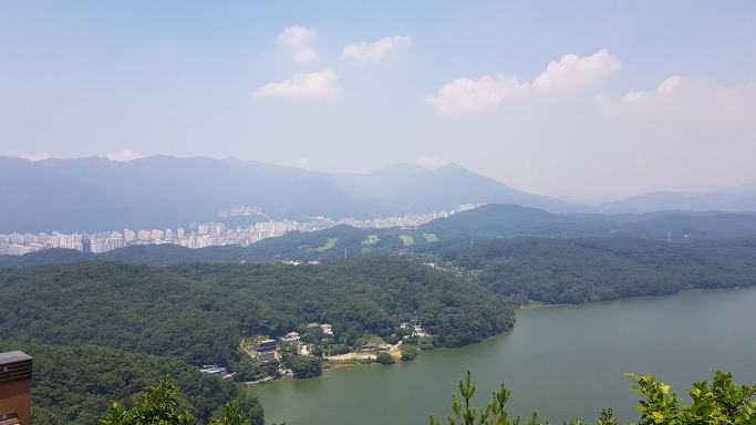 회동수원지 둘레길의 수변 풍경을 담은 방문 사진입니다.