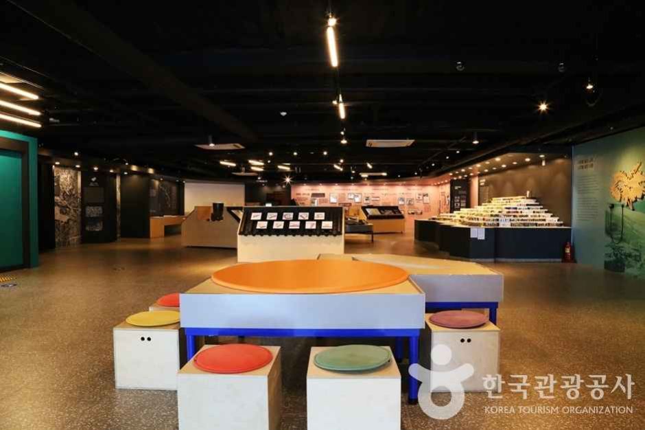 망양로 산복도로 전시관 전시 공간입니다.