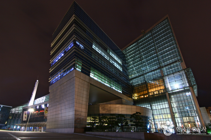 How to Read BEXCO Across Two Exhibition Halls on APEC-ro, Starting with the Event Schedule