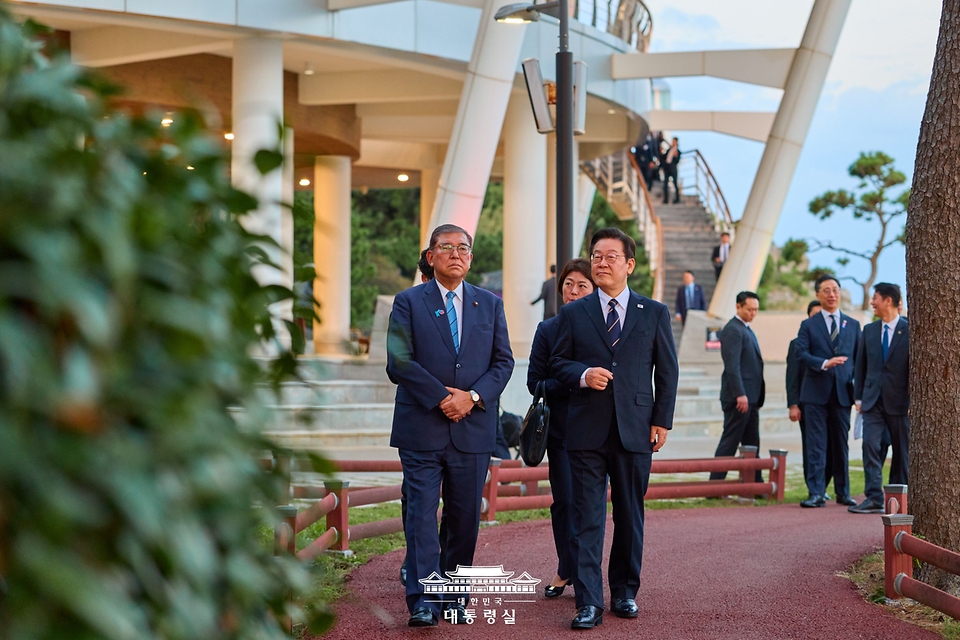 누리마루 APEC하우스 인근에서 진행된 한일 정상 산책 모습