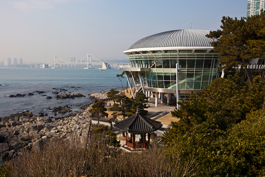동백섬등대에서 바라본 누리마루 APEC하우스와 광안대교입니다.