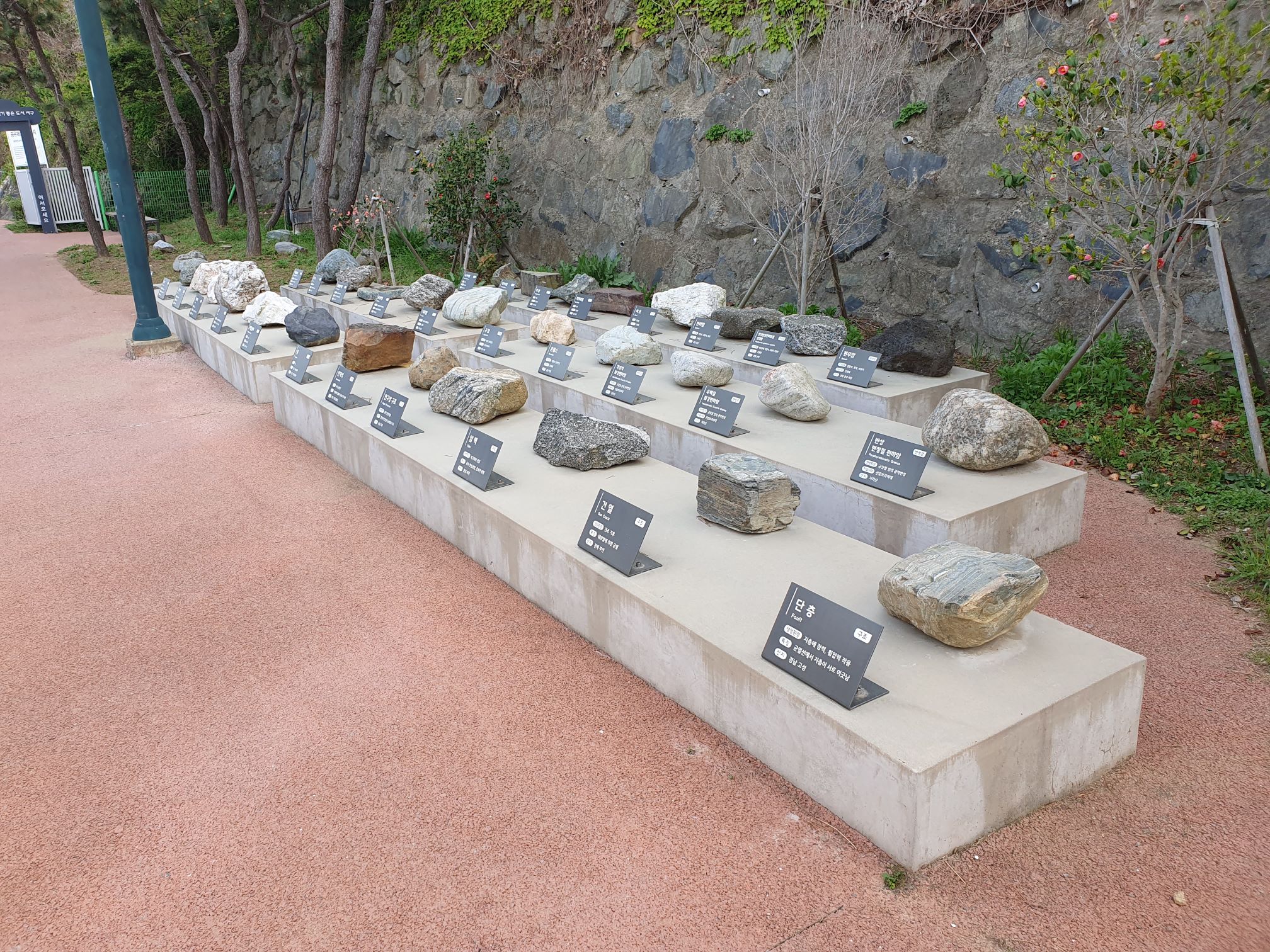 송도반도 해안 절벽과 바다를 보여 주는 부산지오파크 이미지입니다.