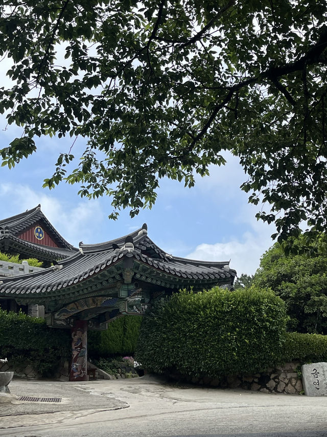 Okryeon Seonwon on Baeksan’s Southern Slope: a Rock-Carved Buddha Facing Gwangandaegyo Bridge and a 15 m Maitreya Great Buddha