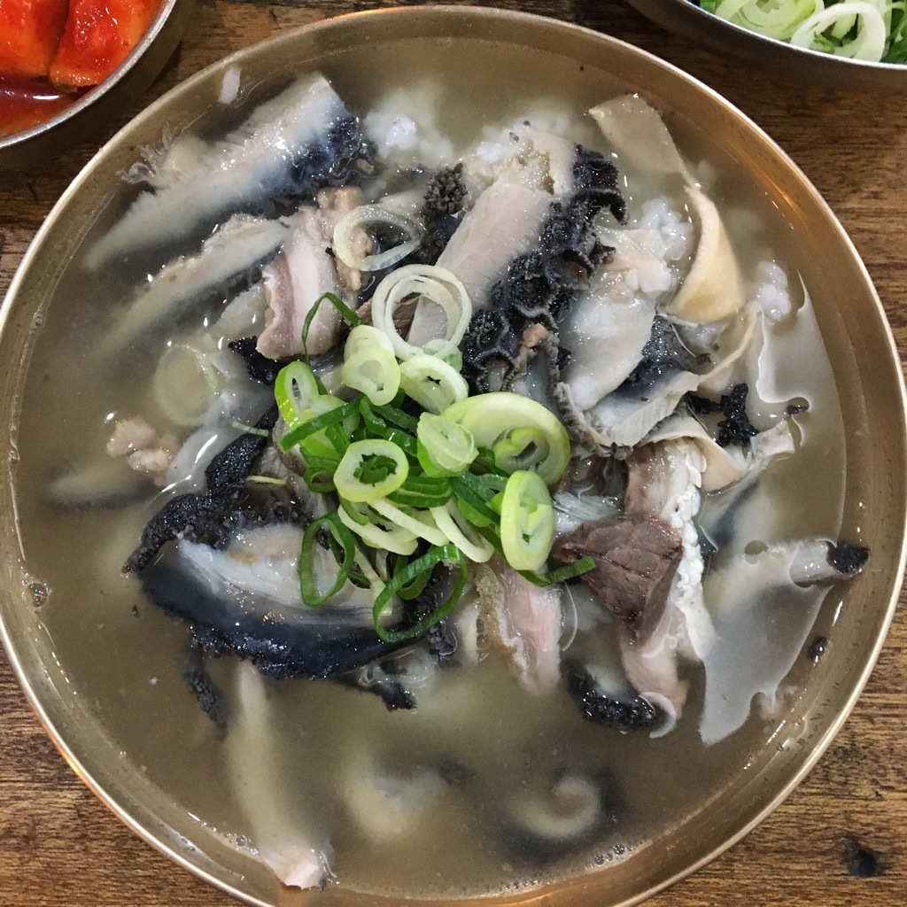 하동관 명동본점 매장 사진입니다.