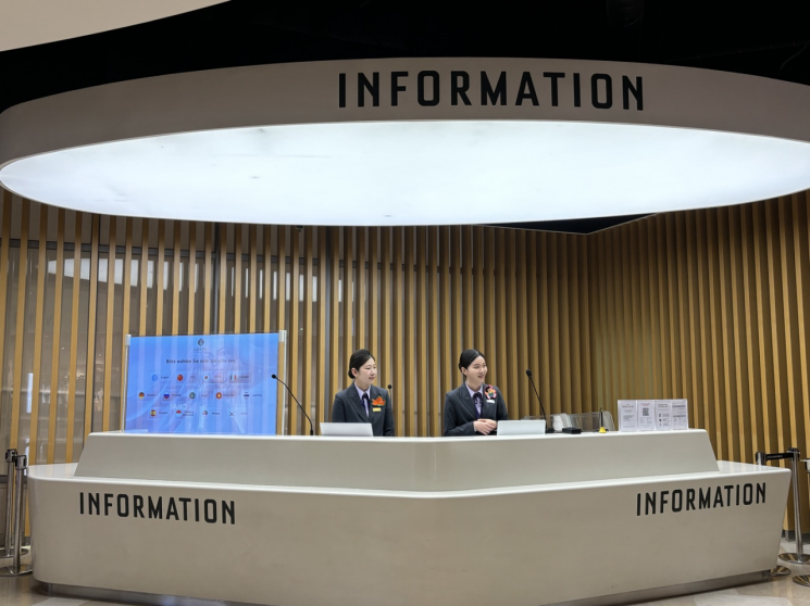 롯데월드몰 안내데스크의 AI 동시통역 서비스입니다.