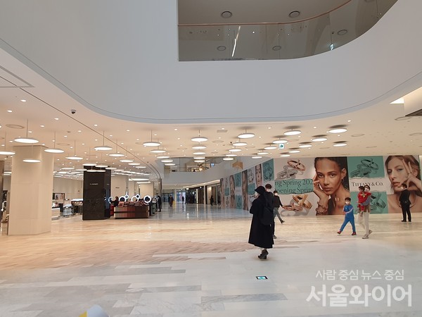 더현대 서울 1층의 넓은 고객 동선입니다.