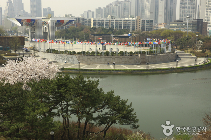 A Spacious Day in Songpa, Where Baekje Earthen Fortifications Meet the 1988 Seoul Olympics