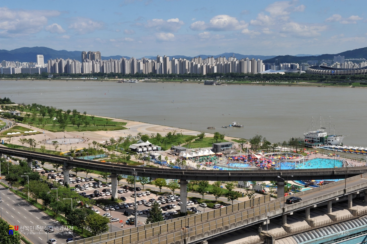 One minute from Exit 2 of Jayang Station, where an old horse ranch became a cultural hub along the Han River