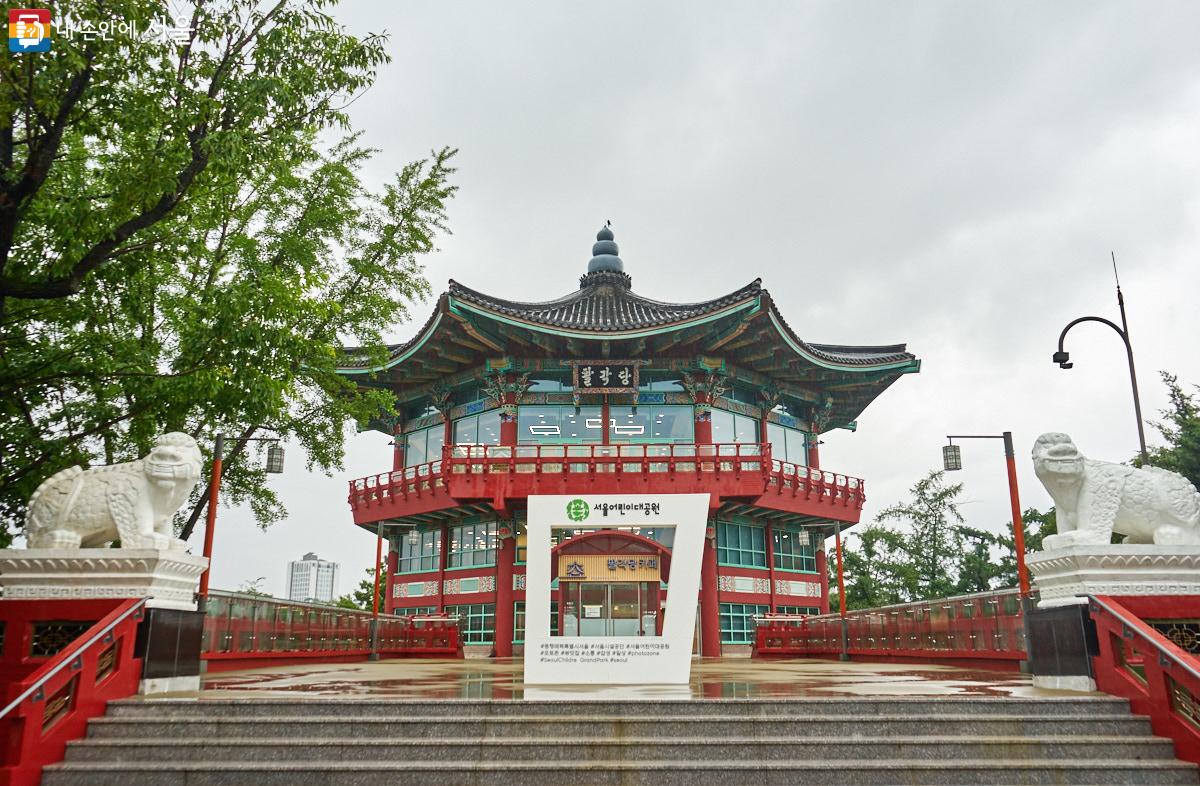 서울어린이대공원 안에서 재개관한 팔각당 전경입니다.