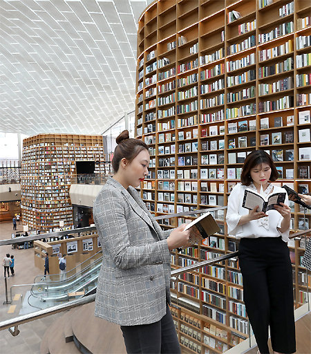 90 Minutes in Samseong-dong, Starting Beneath the 13-Meter Bookshelves: Starfield Library