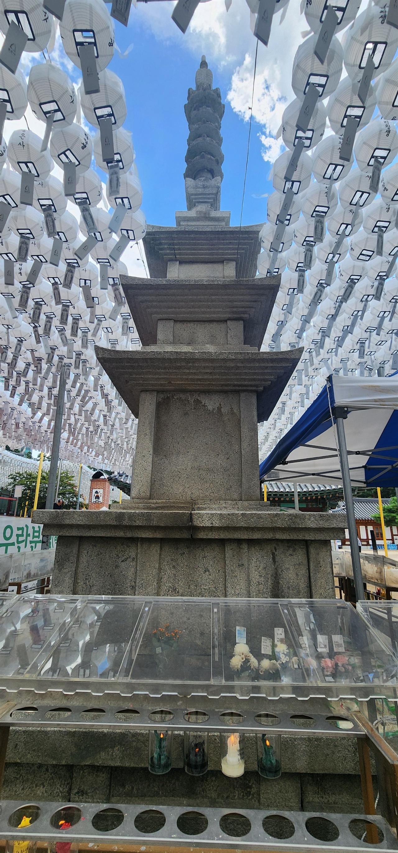 봉은사 앞마당에 서 있는 석탑입니다.