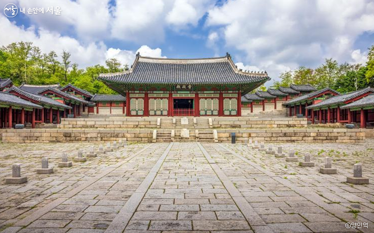 숭정문에서 바라본 경희궁 정전 숭정전입니다.