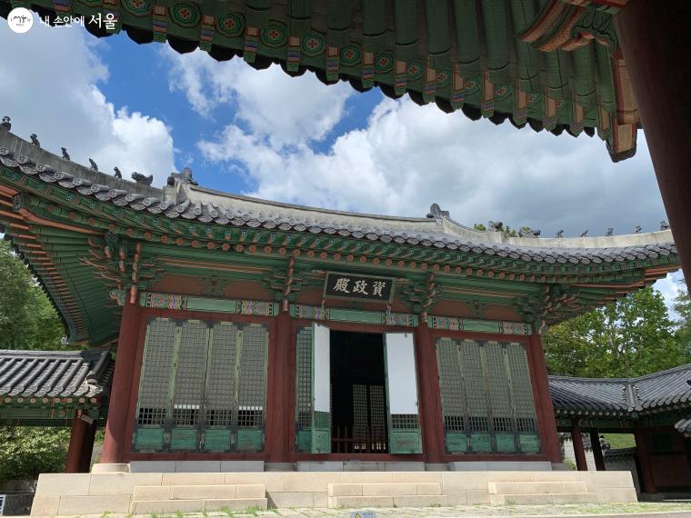 왕이 정사를 논의하거나 경연을 열던 경희궁 자정전입니다.