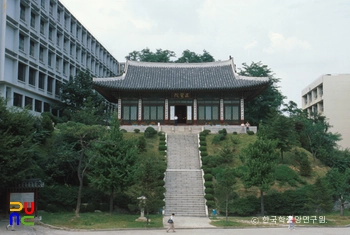 서울 경희궁 숭정전 전경입니다.